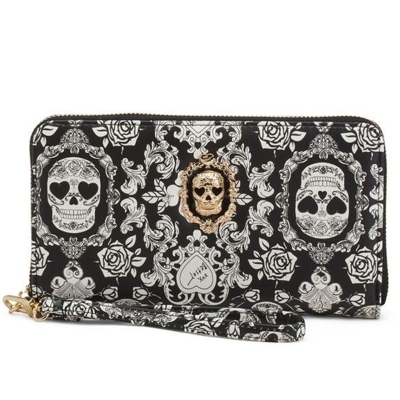 🔹️Betsey Johnson🔹️ Zip Around Wristlet Wallet SKULLS~ Black & White~Gold - Picture 1 of 8